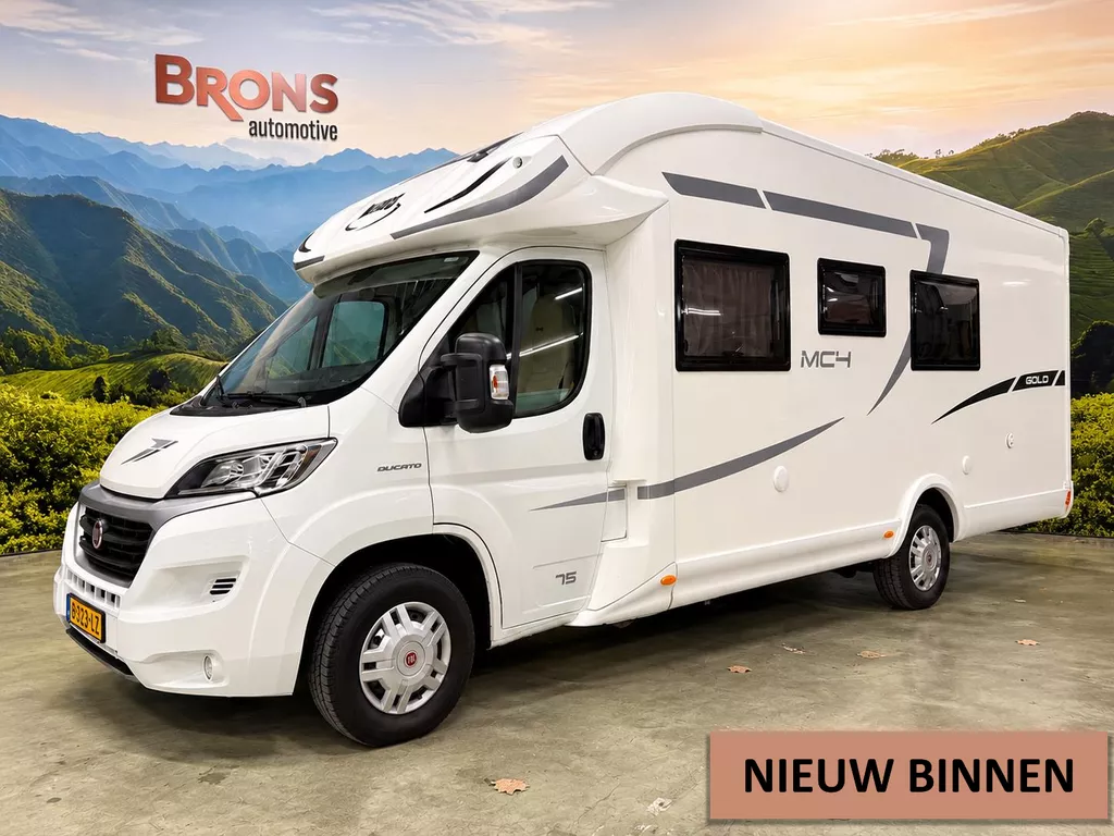 Mc louis Mc4 75 Prachtige McLouis camper &ndash; 130 PK &ndash; Luxe, comfort en volop ruimte!  Op zoek naar een comfortabele, luxe en compleet uitgeruste camper waarmee u zorgeloos op reis kunt? Dan is deze prachtige McLouis camper absoluut het bekijken waard!  Deze stijlvolle McLouis camper is gebouwd op het betrouwbare onderstel van een Fiat Ducato met een krachtige 130 PK motor en een handgeschakelde 6-versnellingsbak. Hierdoor rijdt de camper bijzonder prettig en soepel. Ondanks zijn royale lengte van circa 7,5 meter is hij verrassend gemakkelijk te besturen en te manoeuvreren.  Luxe en comfort tot in de kleinste details  Wat deze McLouis echt bijzonder maakt, is de prachtige afwerking van het interieur. Alles is met zorg ontworpen en praktisch ingedeeld. De camper straalt luxe en gezelligheid uit, terwijl het gebruiksgemak vooropstaat.  Een echte blikvanger is de mooie ronde zitgroep aan de voorzijde. Een heerlijke plek om &rsquo;s ochtends uitgebreid te ontbijten, gezellig samen te zitten of &rsquo;s avonds te genieten van een lekker diner.  Ook aan slaapcomfort is gedacht. Het ruime tweepersoons hefbed komt eenvoudig uit het plafond tevoorschijn. Zo beschikt u over een comfortabel slaapgedeelte zonder dat dit overdag onnodig leefruimte inneemt.  Van alle gemakken voorzien  Deze camper beschikt onder andere over:  * Fiat Ducato 130 PK met handgeschakelde 6-versnellingsbak * McLouis luxe opbouw met een bijzonder mooie afwerking * Airconditioning waarmee u zowel kunt koelen als verwarmen * Extra verwarmingssysteem voor aangename temperaturen tijdens koudere dagen * Aparte doucheruimte * Toiletruimte * Complete keuken met spoelbak en 3 gaspitten * Comfortabel tweepersoons hefbed dat uit het plafond zakt * Gezellige ronde zitgroep aan de voorzijde * Grote opbergkast in het interieur * Ruime opbergmogelijkheid aan de buitenzijde * Fietsendrager geschikt voor twee elektrische fietsen * Overzichtelijk centraal bedieningspaneel waarmee u eenvoudig de verschillende functies van de camper bedient * Verlichting verdeeld over drie afzonderlijk te bedienen zones, zodat u altijd de gewenste sfeer kunt cre&euml;ren  Genieten van vrijheid en comfort  Of u nu een weekendje weg wilt, een mooie rondreis door Europa gaat maken of langere tijd wilt genieten van het camperleven: deze McLouis biedt alle comfort om van iedere reis iets bijzonders te maken.  De combinatie van de krachtige Fiat Ducato, de luxe McLouis opbouw, de praktische indeling en de vele voorzieningen maakt dit een bijzonder fijne reiscamper.  Een prachtige camper voor wie houdt van vrijheid, comfort en gezelligheid, zonder in te leveren op luxe!  Heeft u interesse of wilt u deze mooie camper zelf komen bekijken? Neem gerust contact op voor meer informatie of het maken van een bezichtigingsafspraak.  Serieuze ge&iuml;nteresseerden zijn van harte welkom!